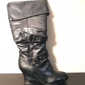 Black heeled boots with buckles
